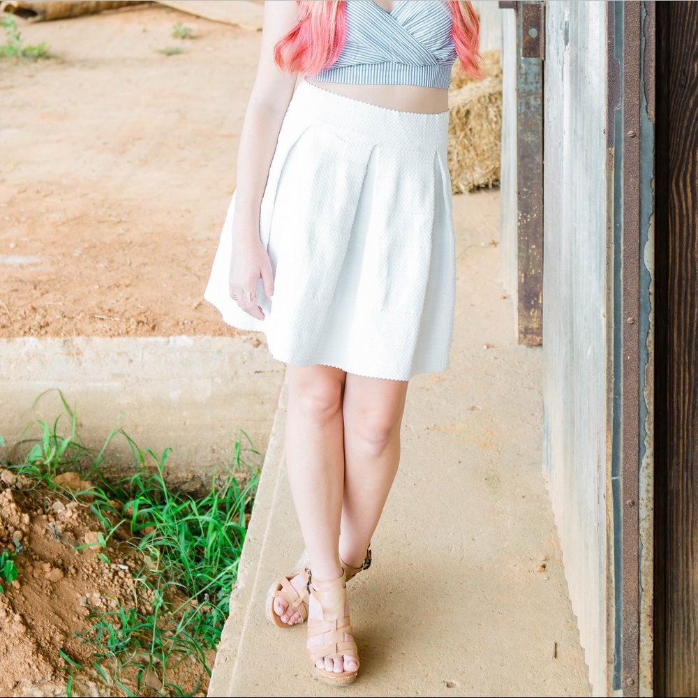 Pleated whit skirt
